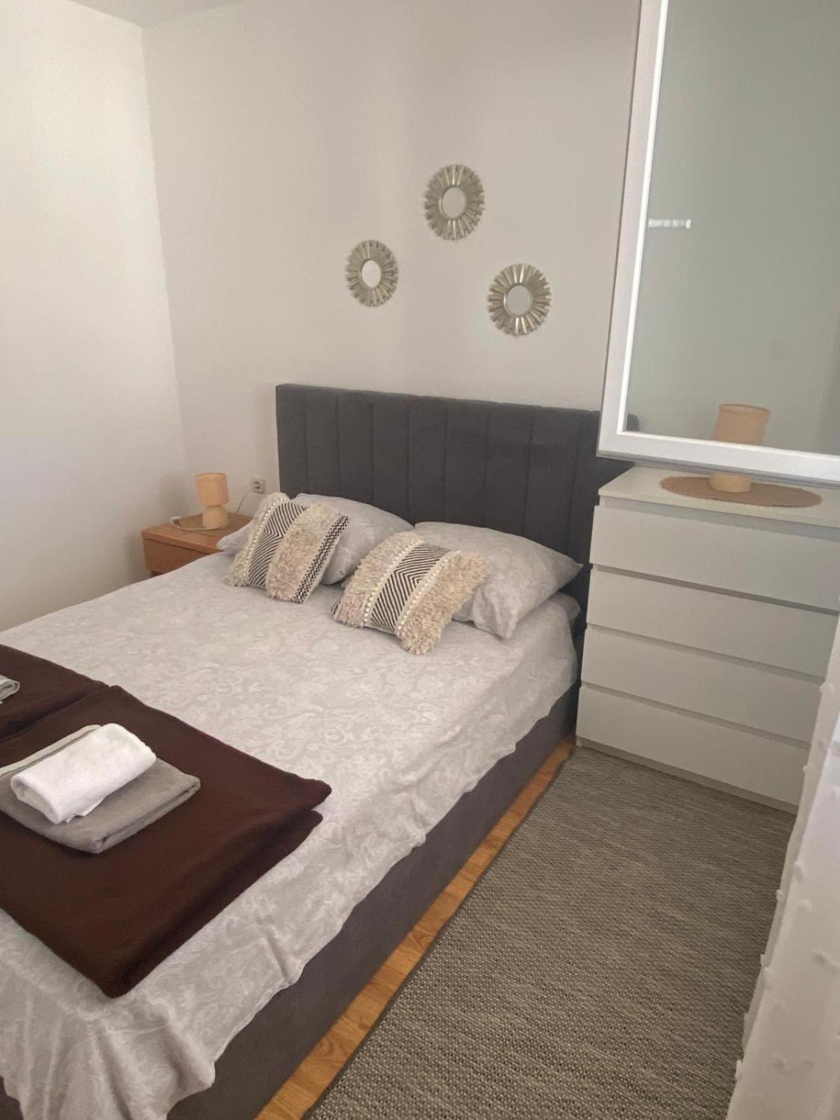 Oguic Apartman Pag Town Esterno foto