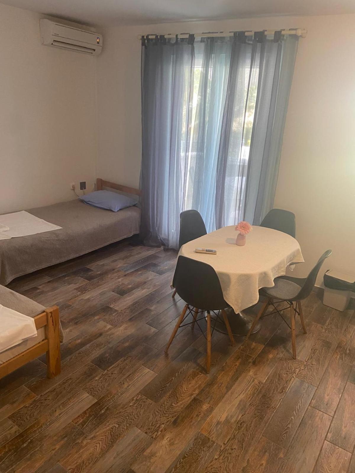 Oguic Apartman Pag Town Esterno foto